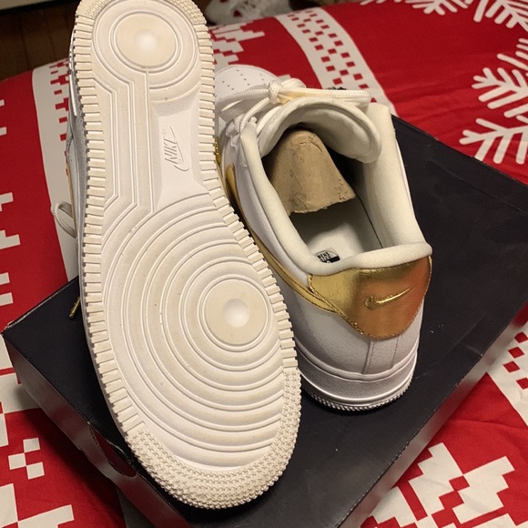 Nike Air Force 1 Gold Metallic Gold - Picture 6 of 11